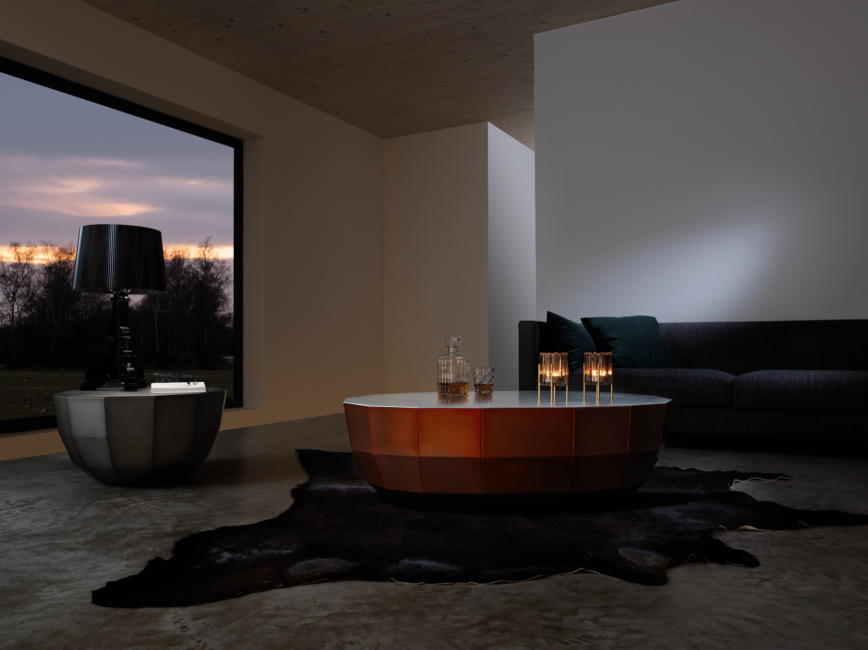 Moderner Wohnraum mit MO 08 Couchtisch von Müller Möbelfabrikation in Rauch matt.