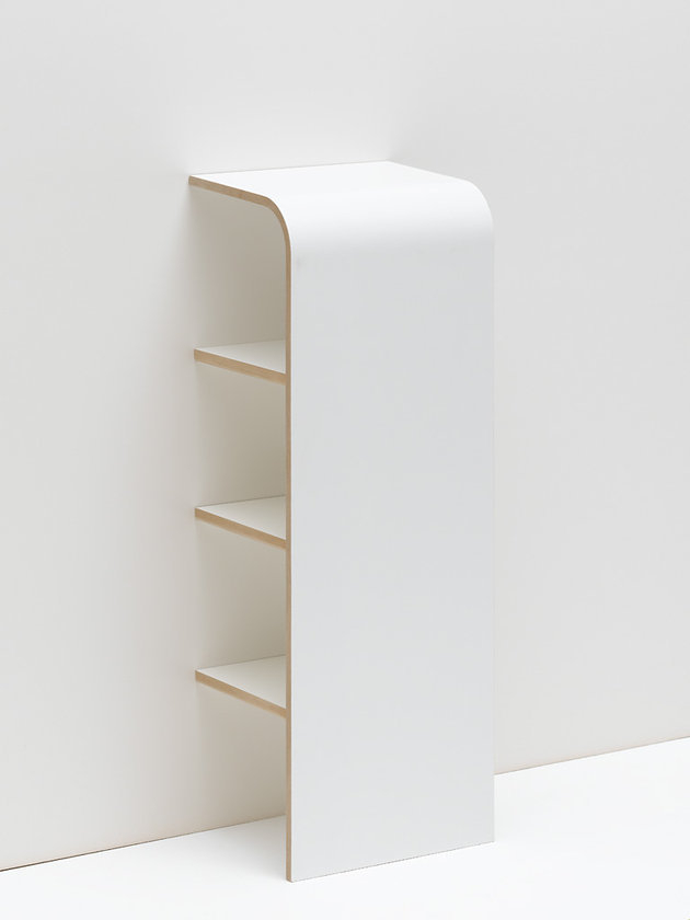 Weißes Tojo Schuhregal aus Holz mit drei Ablageflächen, minimalistisches Design für Flur und Eingangsbereich.