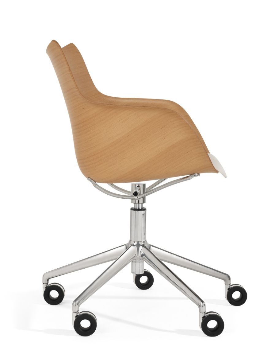 Q/Wood Drehstuhl von Kartell, Ansicht von der Seite, Holzschale, Chromgestell mit Rollen.