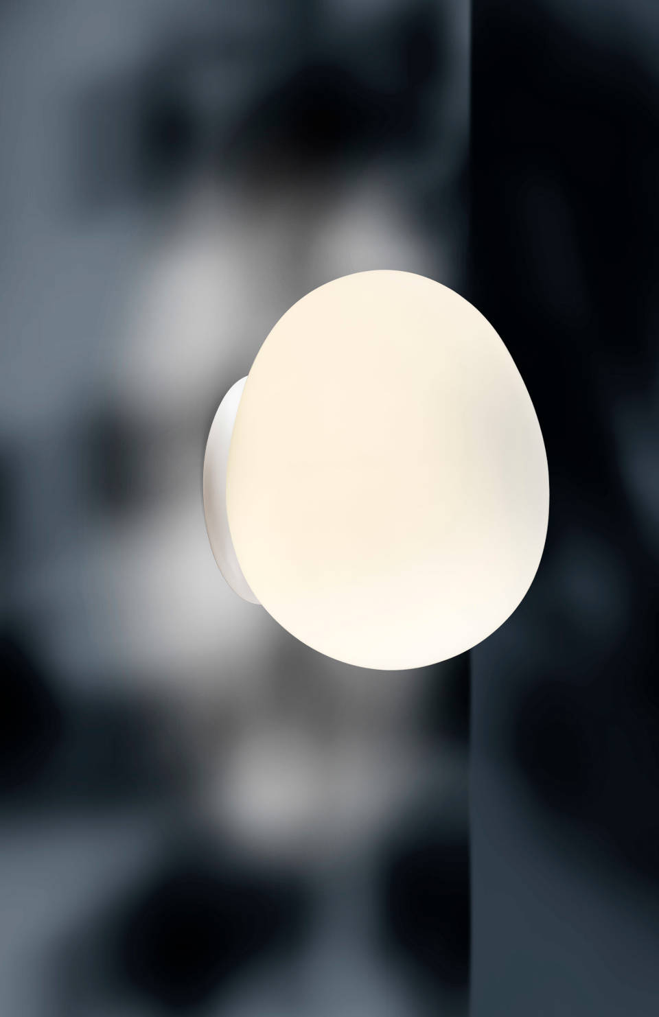 Weiße Gregg Leuchte von Foscarini, als Wandleuchte oder Deckenleuchte für den Außenbereich.