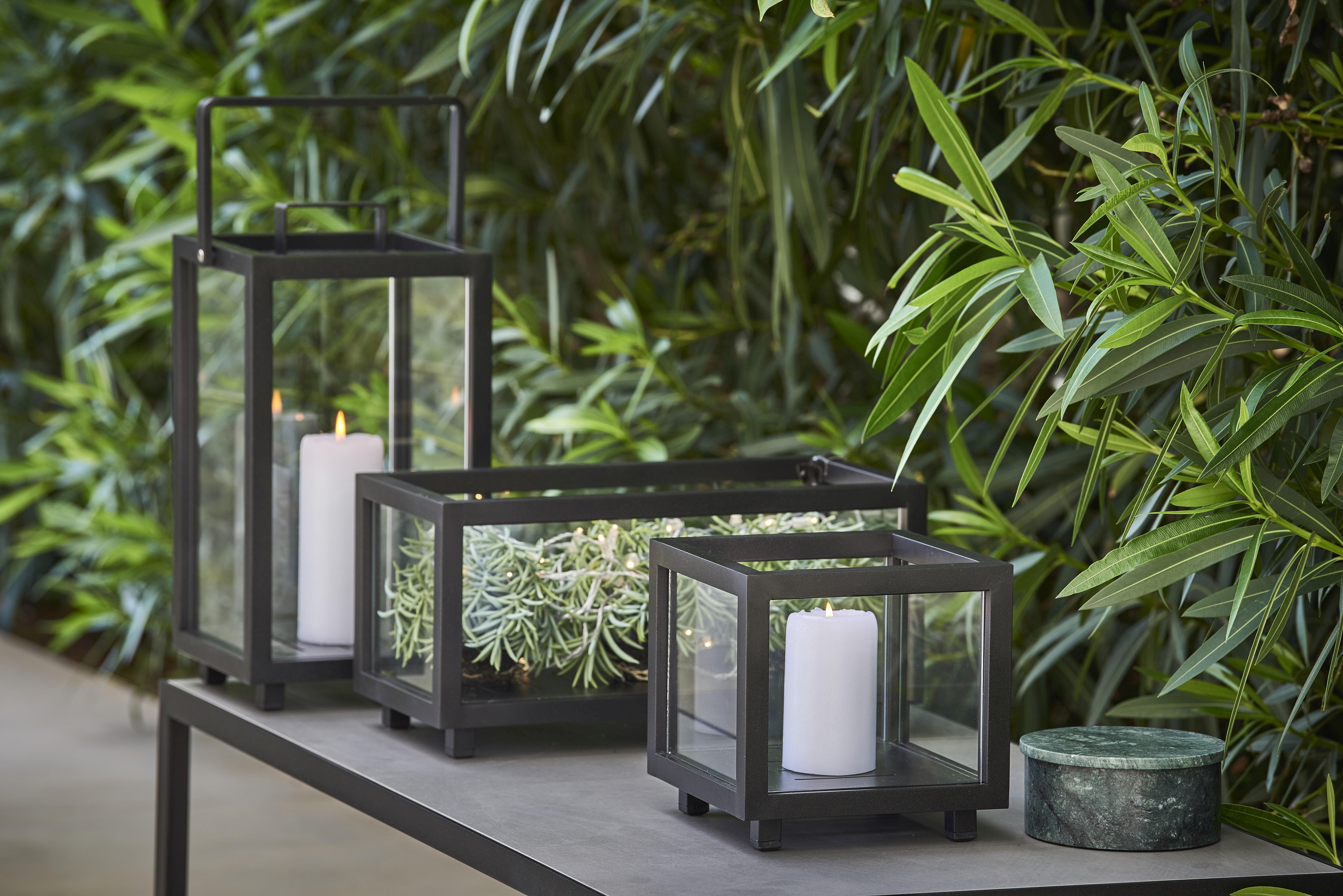 Cane-Line Lighthouse Laterne klein aus Aluminium mit Kerzen und Pflanze im Glas.