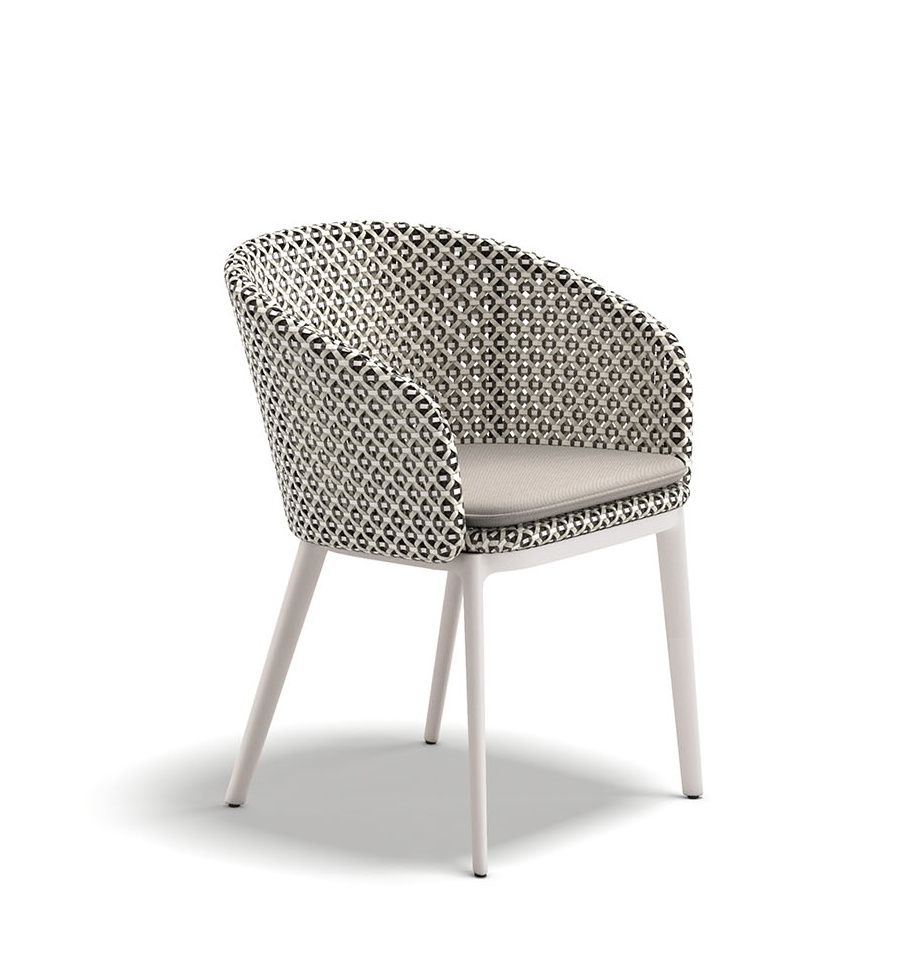 Mbrace Alu Armlehnstuhl von Dedon mit grauem Sitzkissen und gemustertem Geflecht vor weißem Hintergrund.