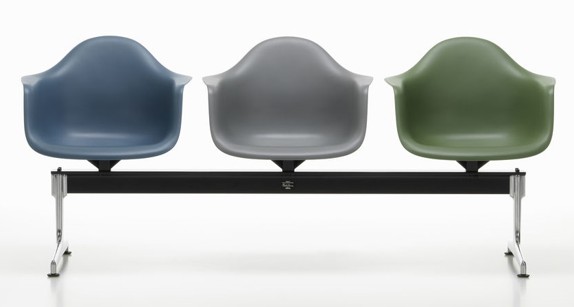 Eames Plastic Armchair RE auf Traverse Vitra
