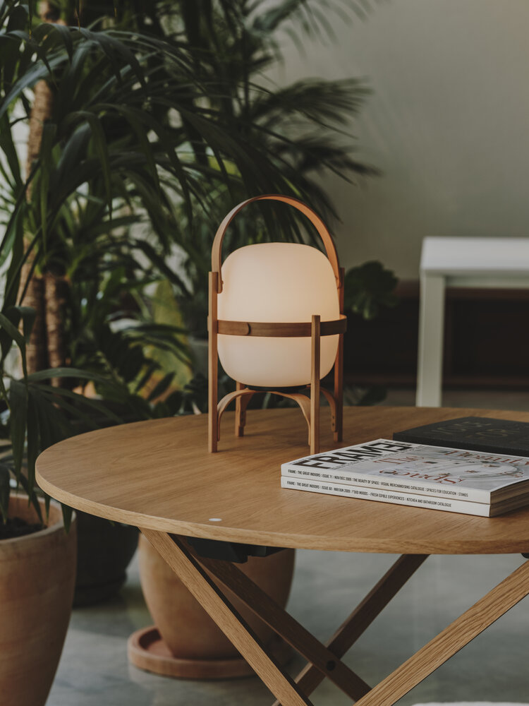 Cestita Batería Akkuleuchte von Santa & Cole auf Holztisch, tragbare Tischlampe mit Akku.