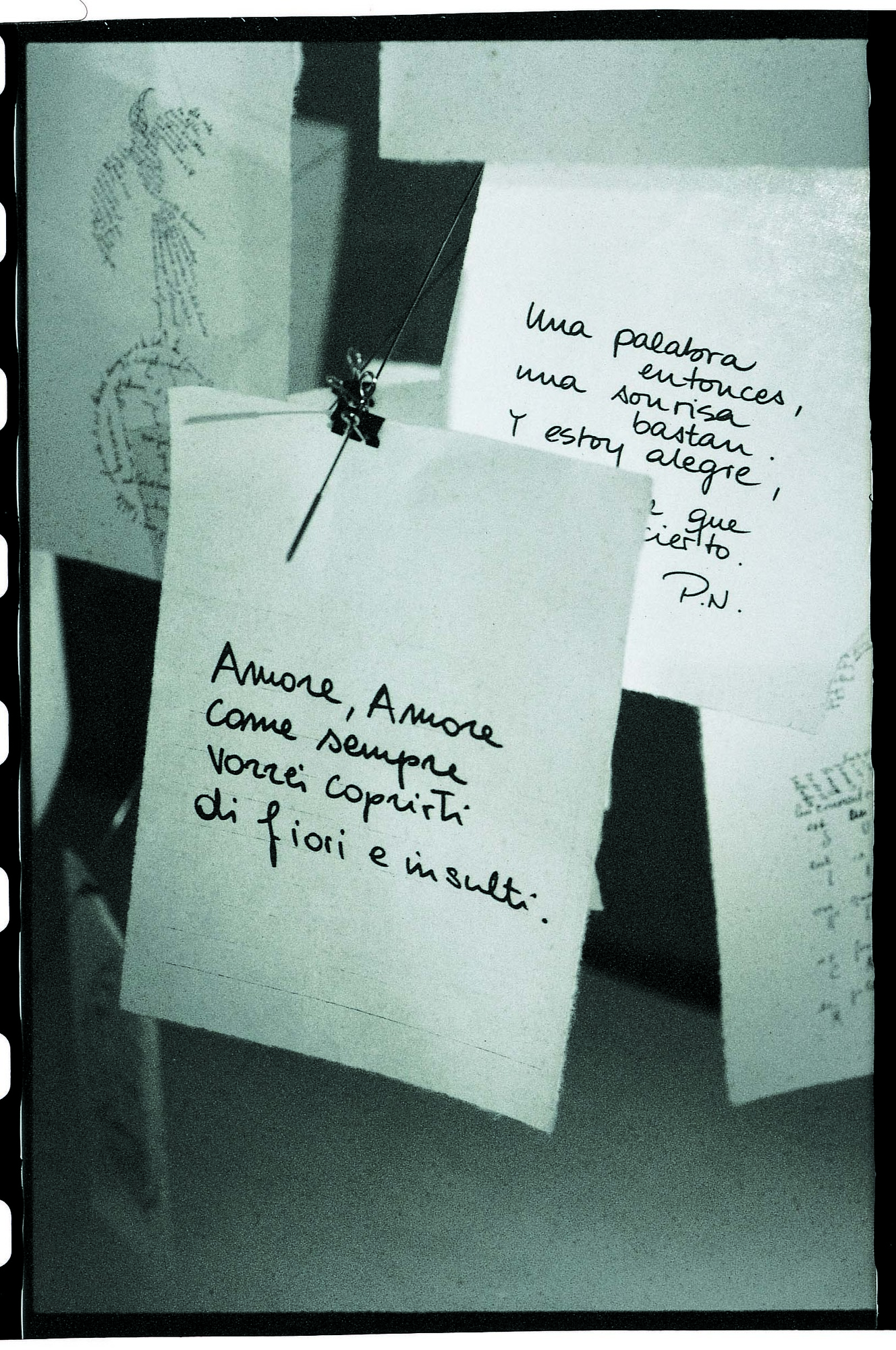 Detailaufnahme der Zettel'z 5 Ingo Maurer Lampe mit beschrifteten Notizzetteln in Schwarzweiß.