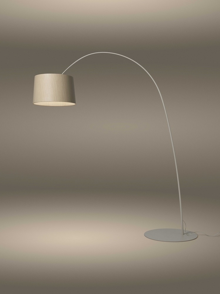 Twiggy Wood Stehleuchte von Foscarini mit Stoffschirm und weißem, gebogenem Lampenfuß.