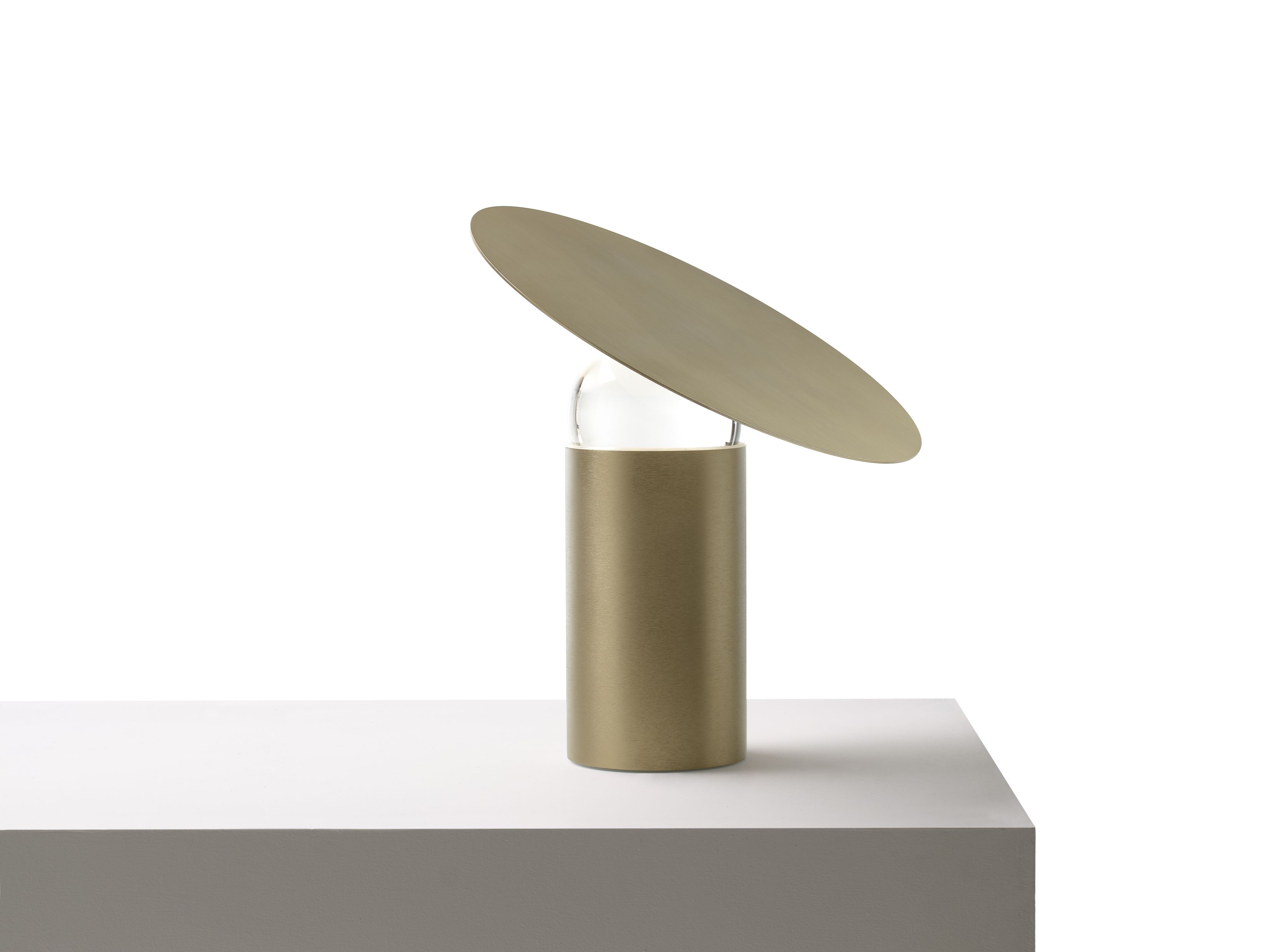 Goldene Era Tischleuchte von Mogg, modernes Design mit zylindrischem Fuß und runder Scheibe.