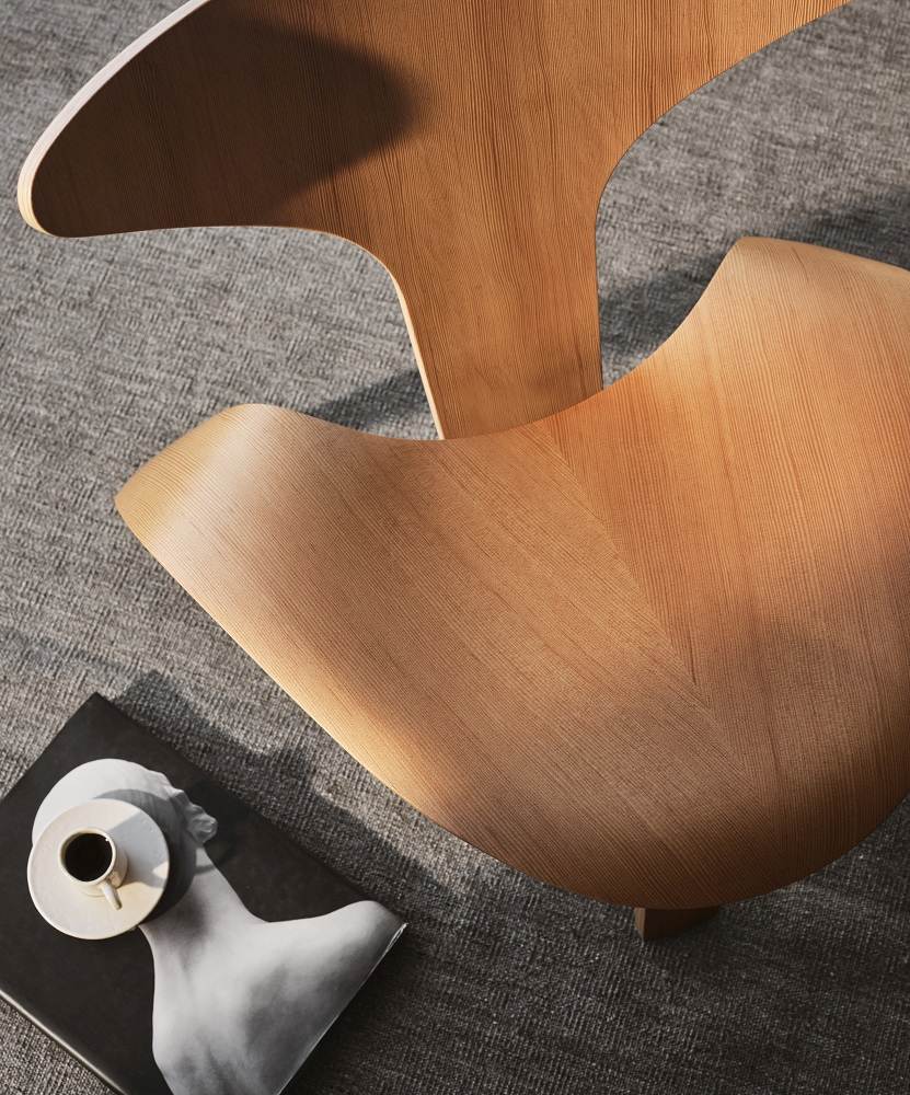 Detailaufnahme des PK0 A™ Stuhls von Fritz Hansen, ein moderner Holzstuhl.