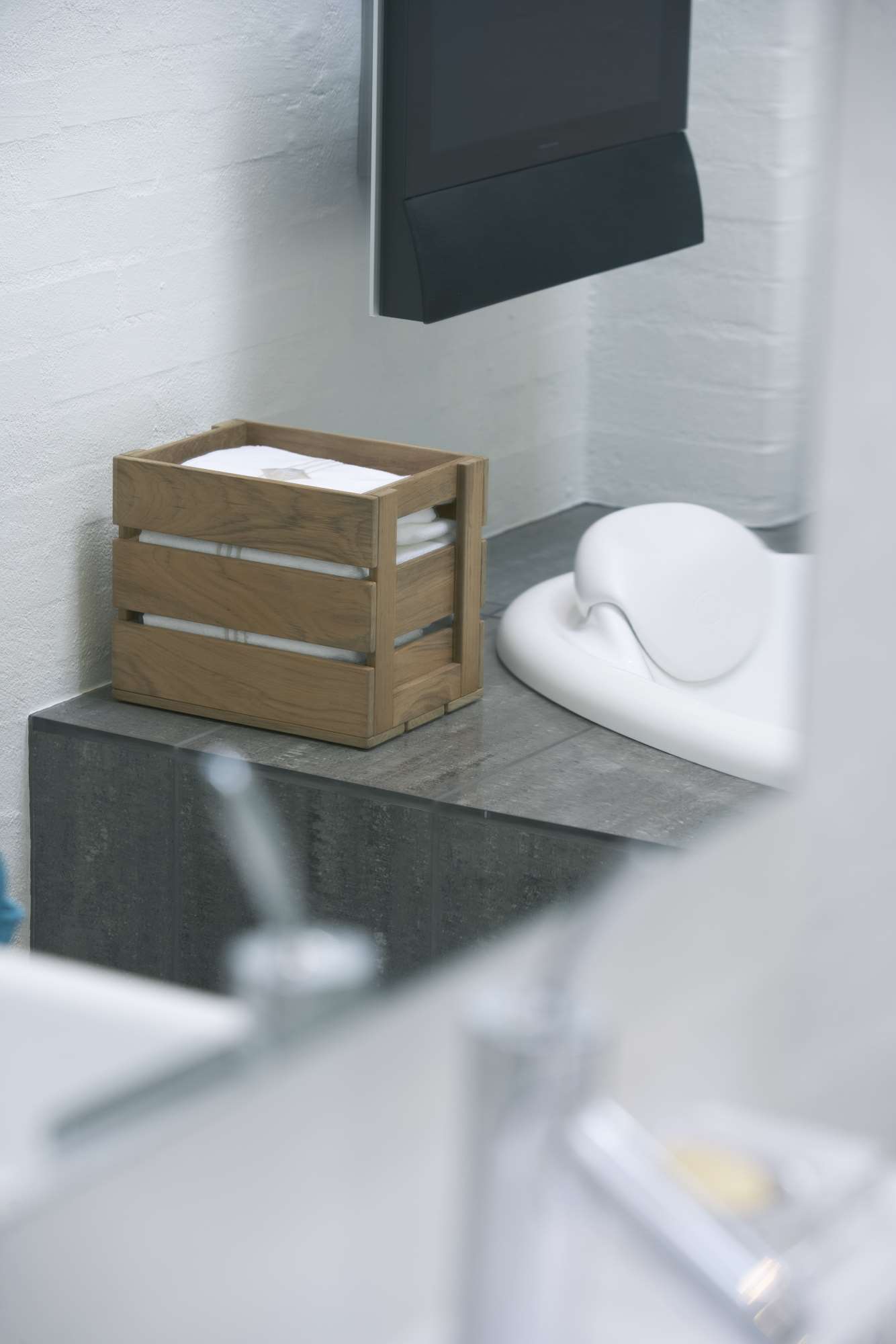 Dania Box von Skagerak: Holzbox zur Aufbewahrung von Handtüchern im Badezimmer. Dekorative Badaccessoires.