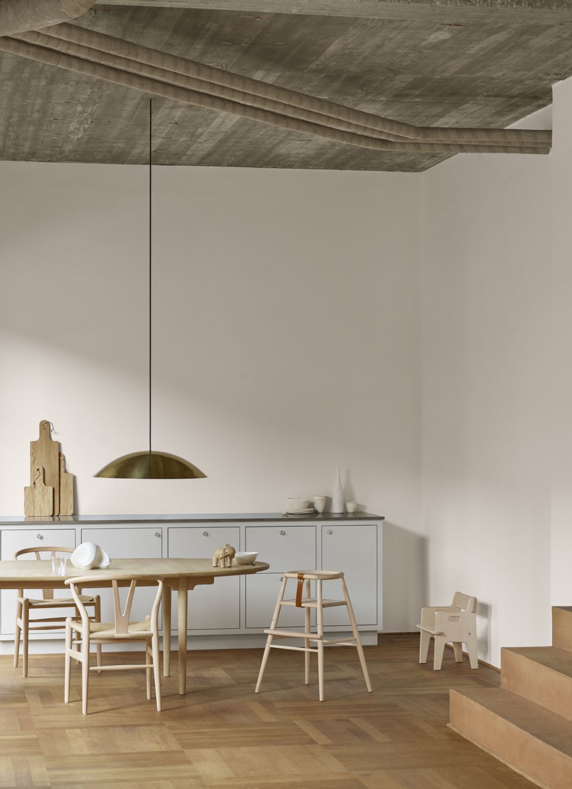 CH410 Peters Kinderstuhl von Carl Hansen & Søn aus Holz im minimalistischen Interieur.