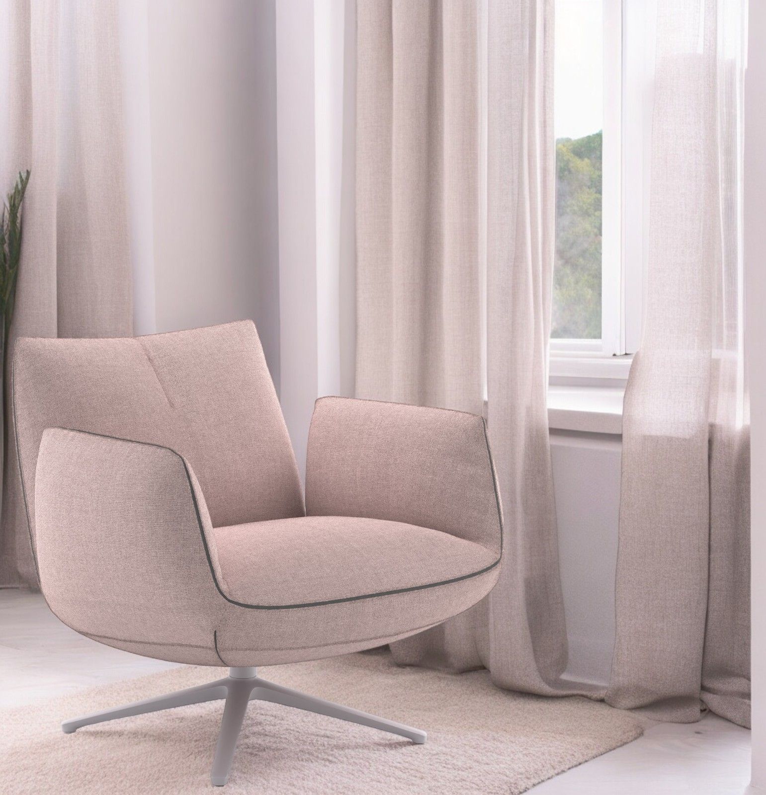 Jalis Clubsessel von Cor: Beiger Drehsessel mit 4-Fuß-Gestell vor hellem Fenster und Vorhang.
