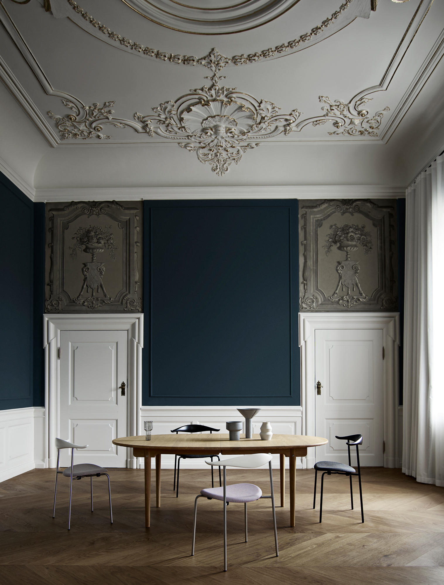 CH88T Stuhl von Carl Hansen & Søn, Edelstahlgestell, Eiche geseift, im Esszimmer.