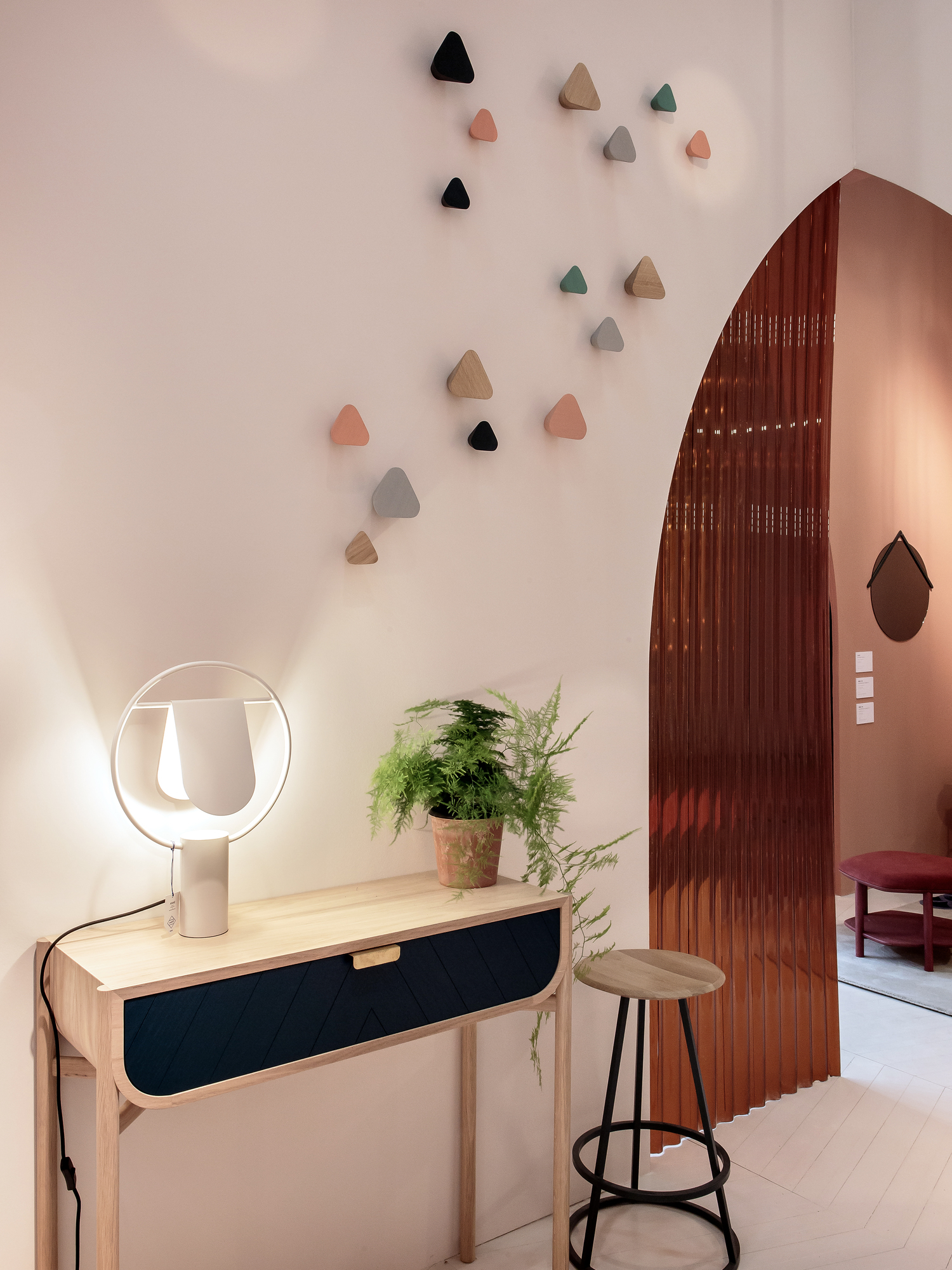 Gustave Barhocker von Hartô, 65 cm, schiefergrau, mit Holz-Sitzfläche und schwarzem Gestell. Barstuhl für Küche oder Bar.