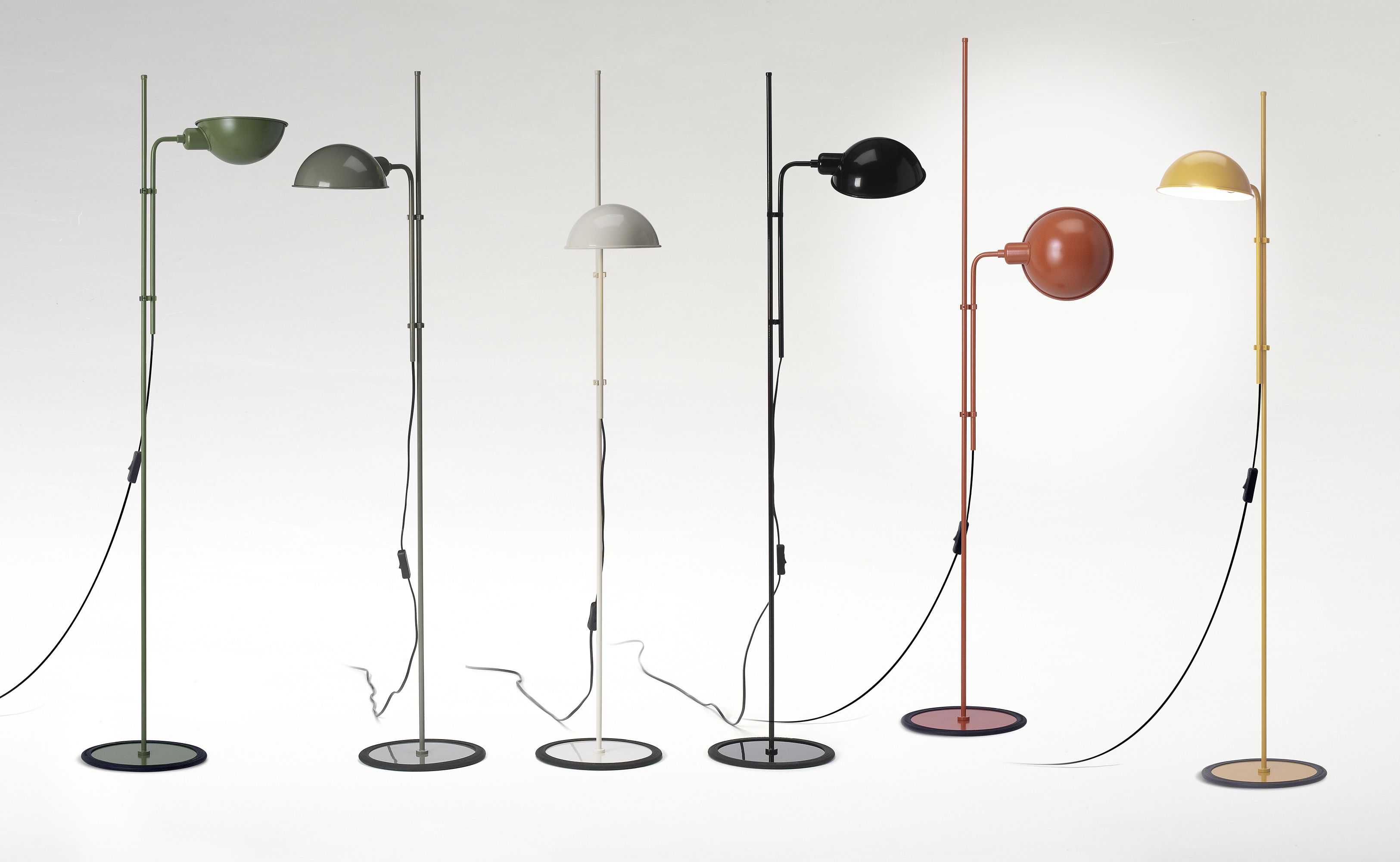 Fünf verschiedene Funiculí Stehleuchten, darunter eine perlweiße, mit verstellbarem Schirm und Fuß.