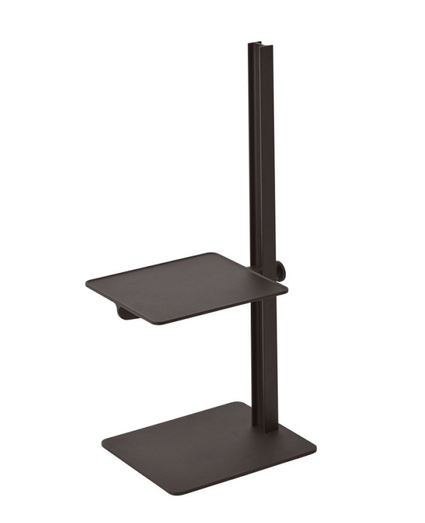 Brauner Museum Beistelltisch von String Furniture, höhenverstellbar, mit zwei Ablageflächen, freigestellt.