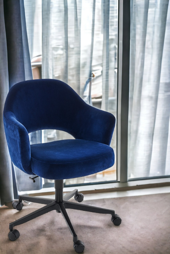 Blauer Saarinen Relax Konferenzstuhl mit Armlehne und 5-Stern Drehfuß von Knoll International.