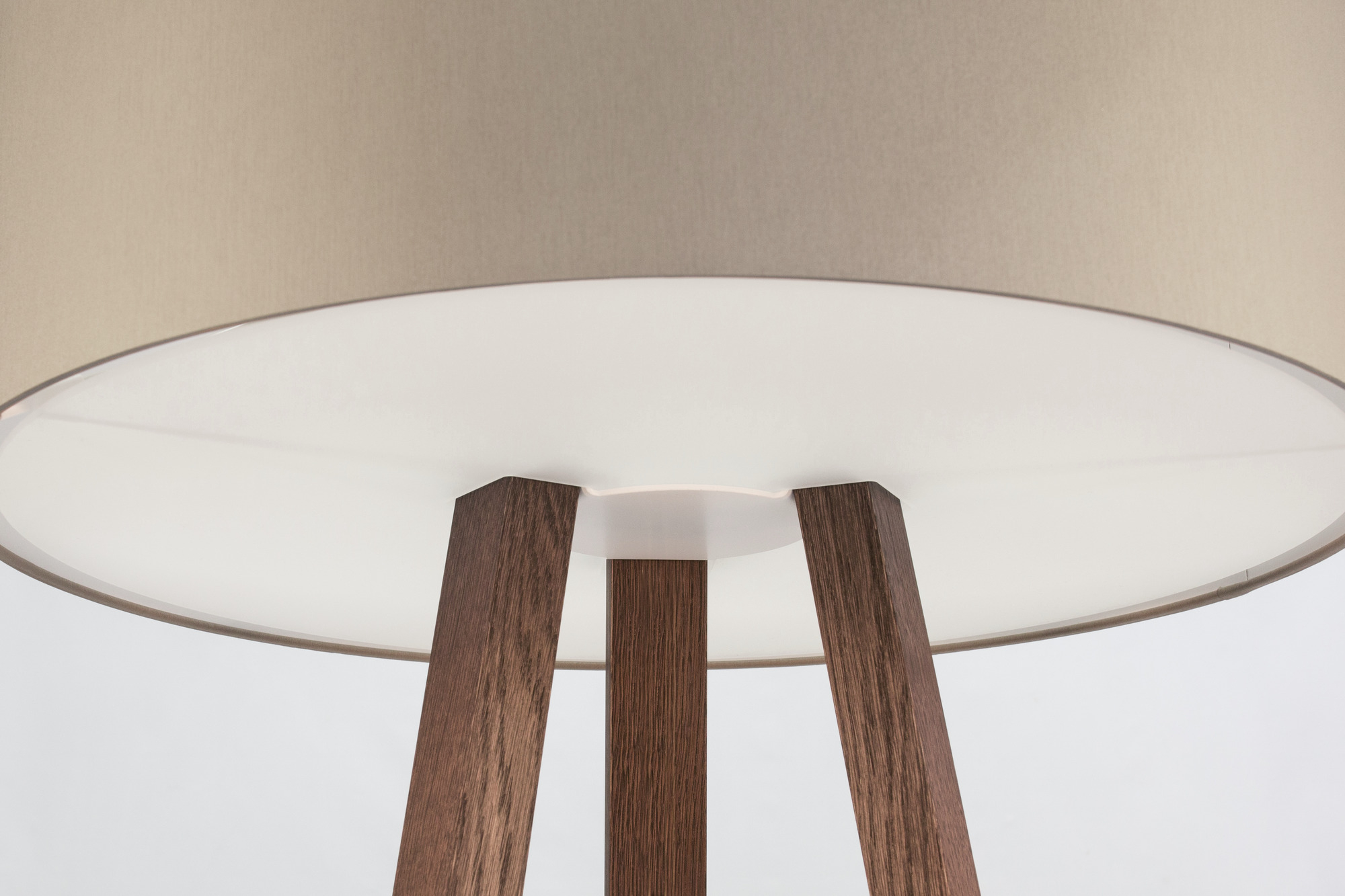 Luca Stand high Stehleuchte Eiche natur/weiß Maigrau