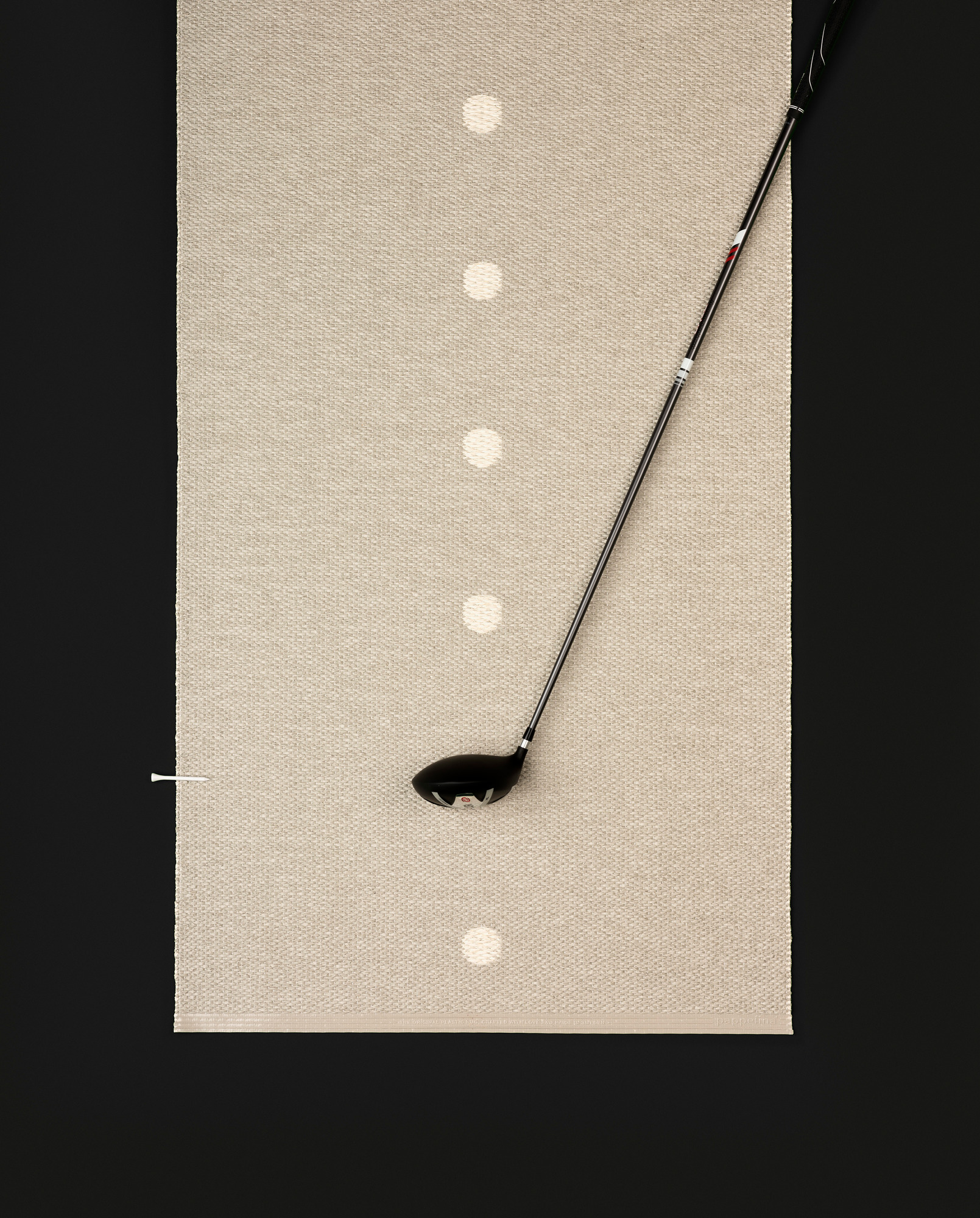 Beiger Pappelina Kunststoffteppich mit Golfschläger und Tee, geeignet für drinnen und draußen.