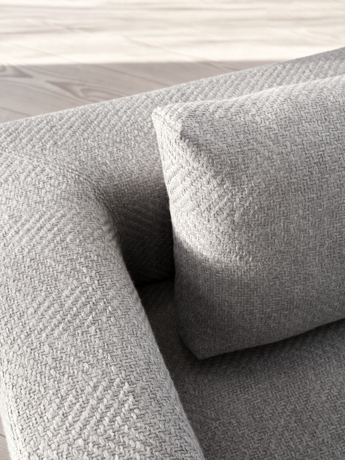 Detailaufnahme des Vipp Loft Modul Sofas, ein graues 3-Sitzer Sofa mit Kissen.