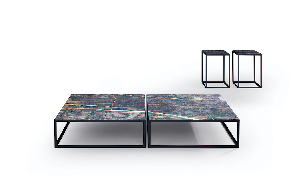 SC 54 Couchtisch von Janua mit Verdi Alpi Marmorplatte und tiefschwarzem, pulverbeschichtetem Gestell.
