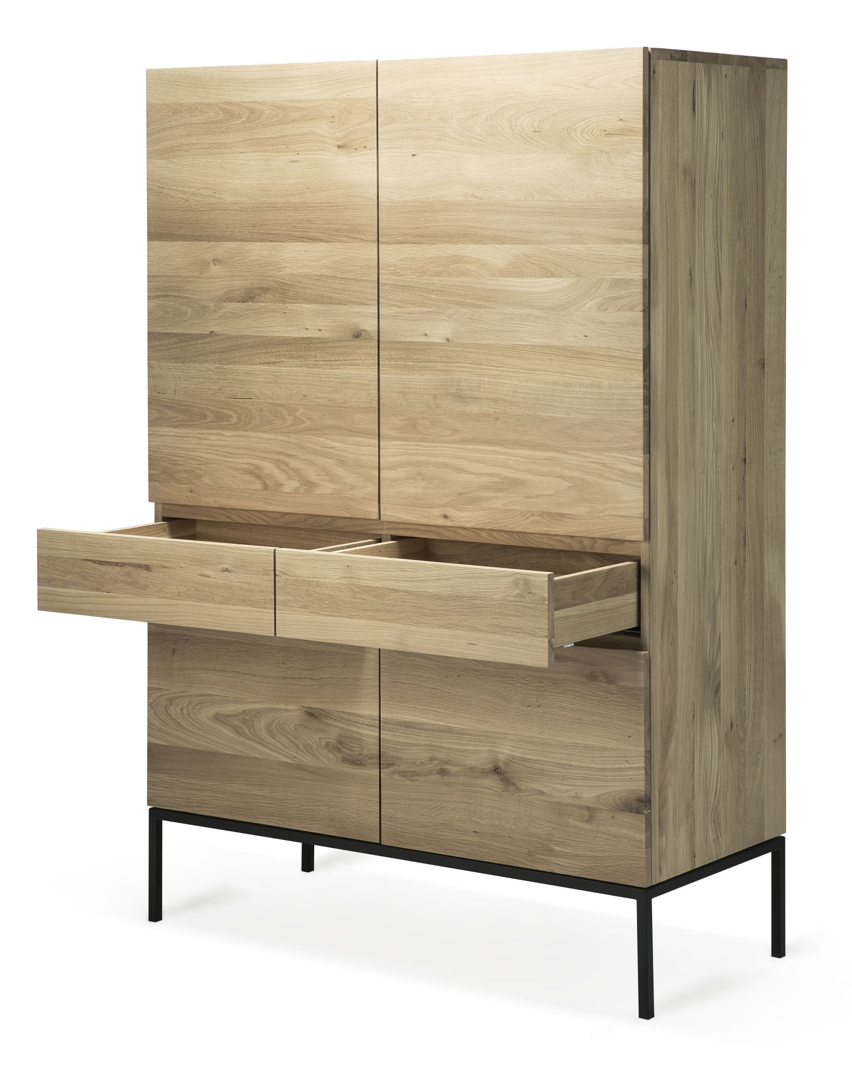 Ligna Hochschrank aus Eiche von Ethnicraft mit offenen Schubladen und schwarzen Füßen.