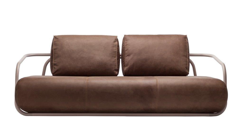 Braunes 2002 Thonet Bugholz-Sofa mit zwei Kissen und Stahlrohrgestell, freigestellt auf Weiß.