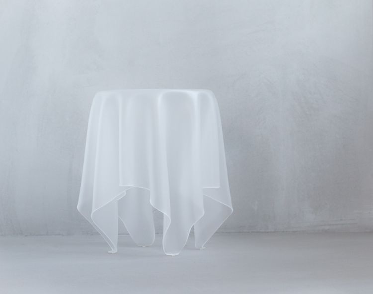 Essey Illusion Beistelltisch in Eisweiß: Einzigartiger, schwebender Design-Tisch für moderne Wohnräume.