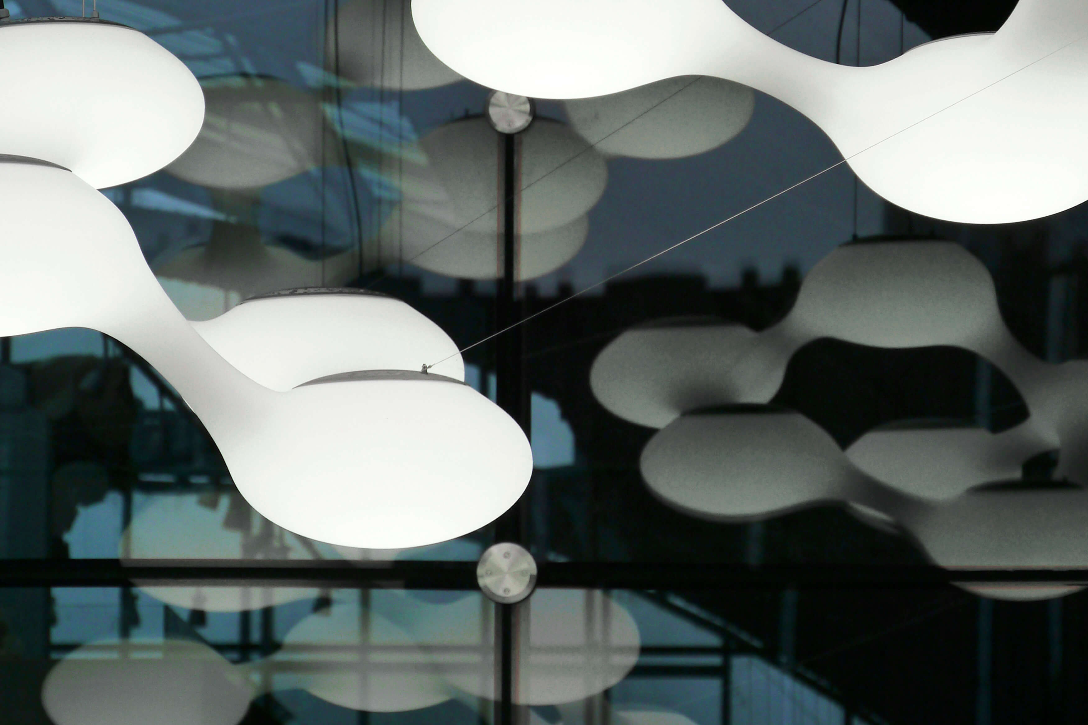 Weiße Cosmo Pendelleuchte Next mit organischen Formen und sanftem Licht, moderne Deckenleuchte.