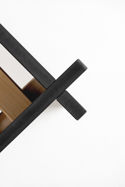 Detailaufnahme des schwarzen Siebenschläfer Bettes mit Kopfteil von Moormann, Bicolor Design. Modernes Schlafzimmermöbel.