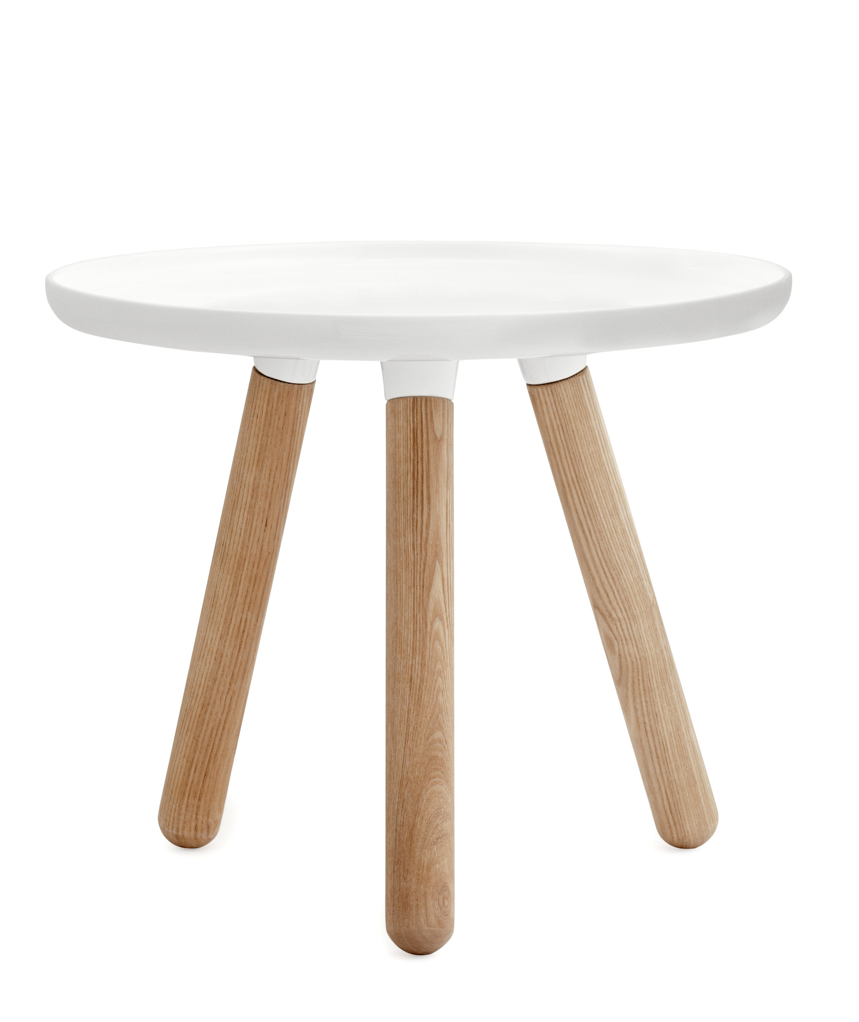 Weißer Tablo Table Small Beistelltisch von Normann Copenhagen mit drei Holzbeinen.