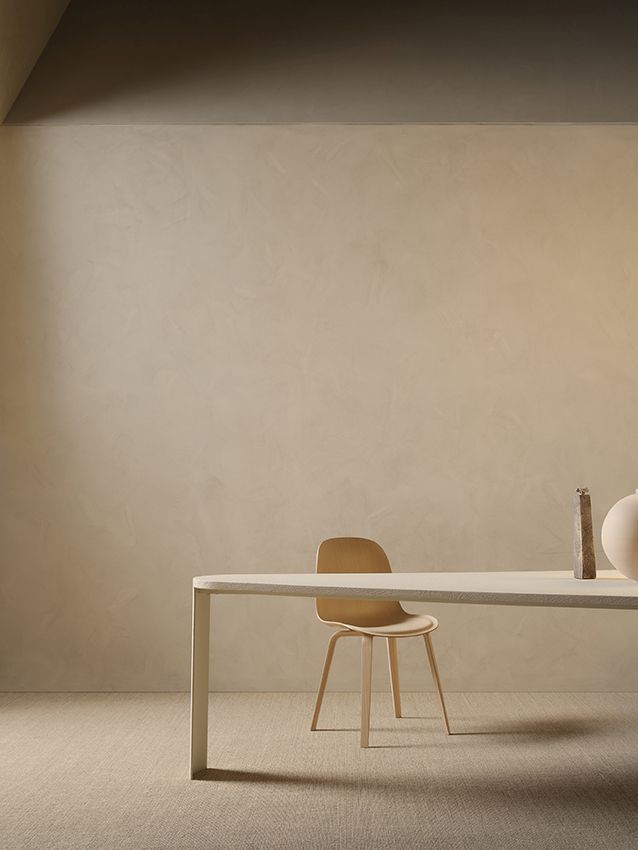 Bonnet Table Esstisch von MDF Italia mit Stuhl und Dekoration in neutralem Interieur.