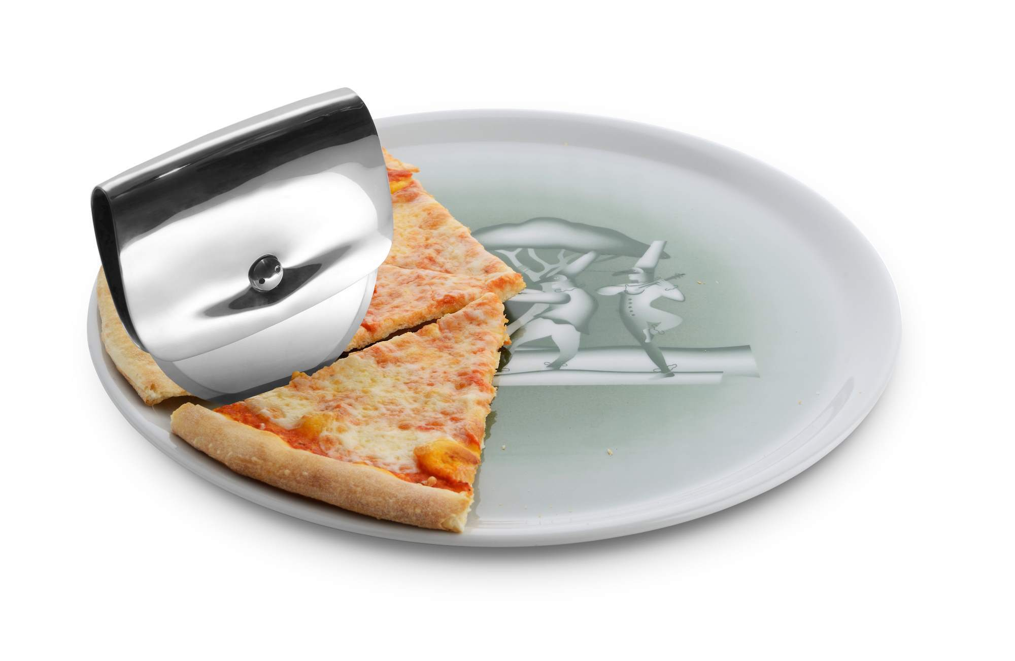 Alessi VS04 Taio Pizzaschneider aus Edelstahl schneidet Pizza auf einem Teller mit Harlekin-Motiv.