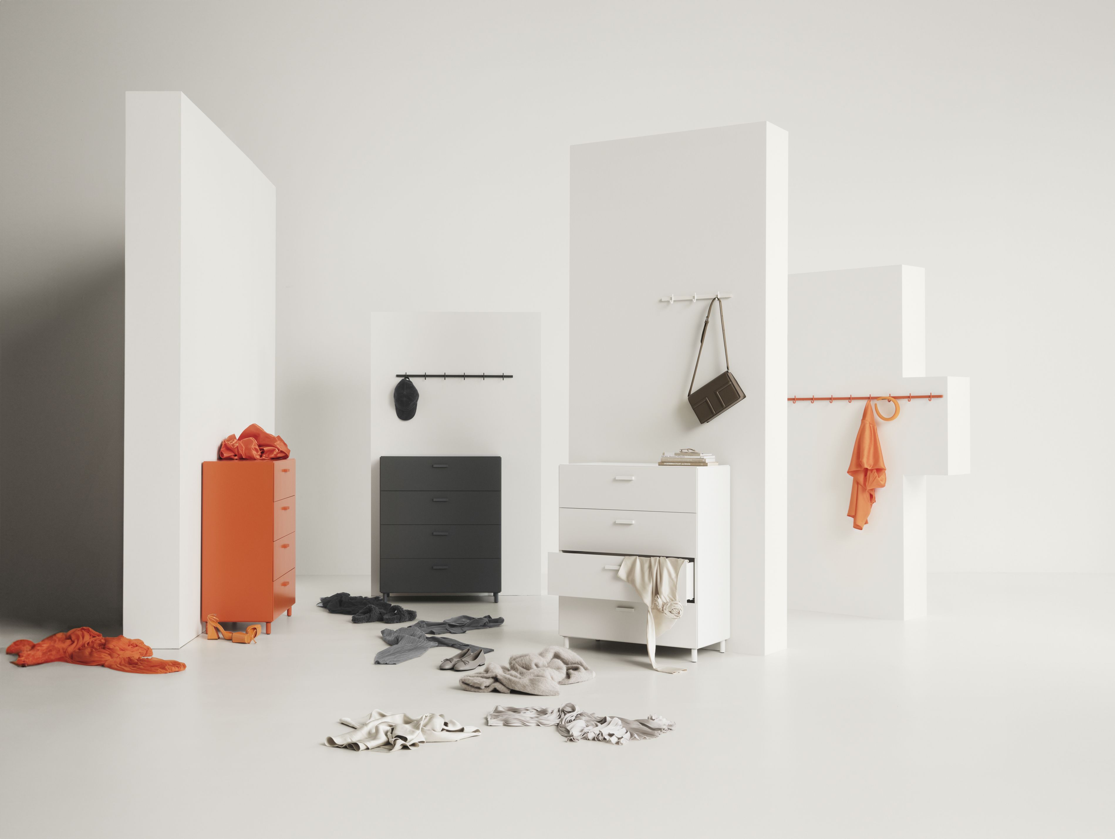 Graue Kommode von String Furniture mit Relief Beinen im 4er Set. Möbel für Schlafzimmer.