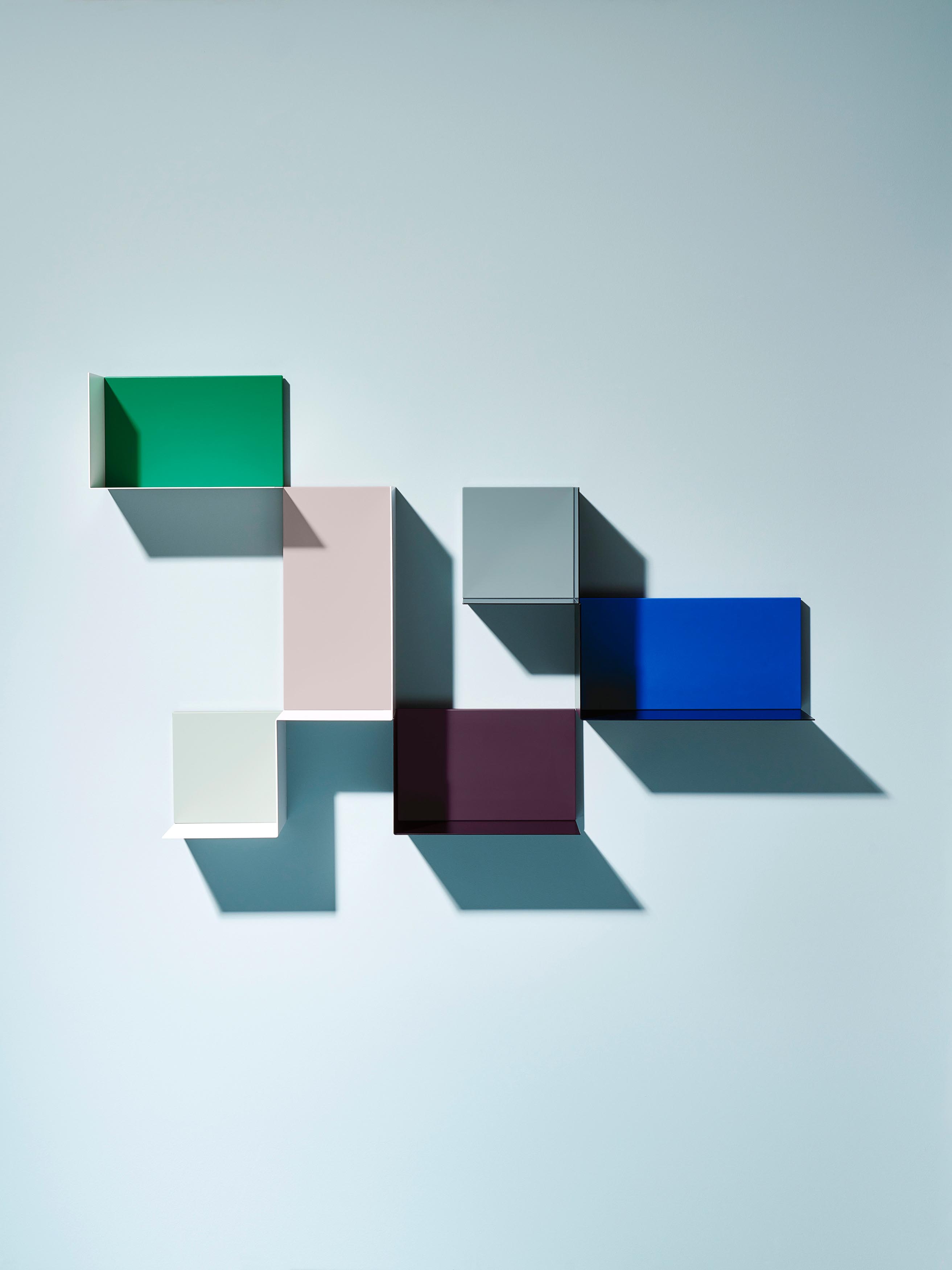 Farbenfrohes Dado Regalelement von Schönbuch, modulare Wandregale in Grün, Rosa, Grau, Blau, Lila und Weiß.