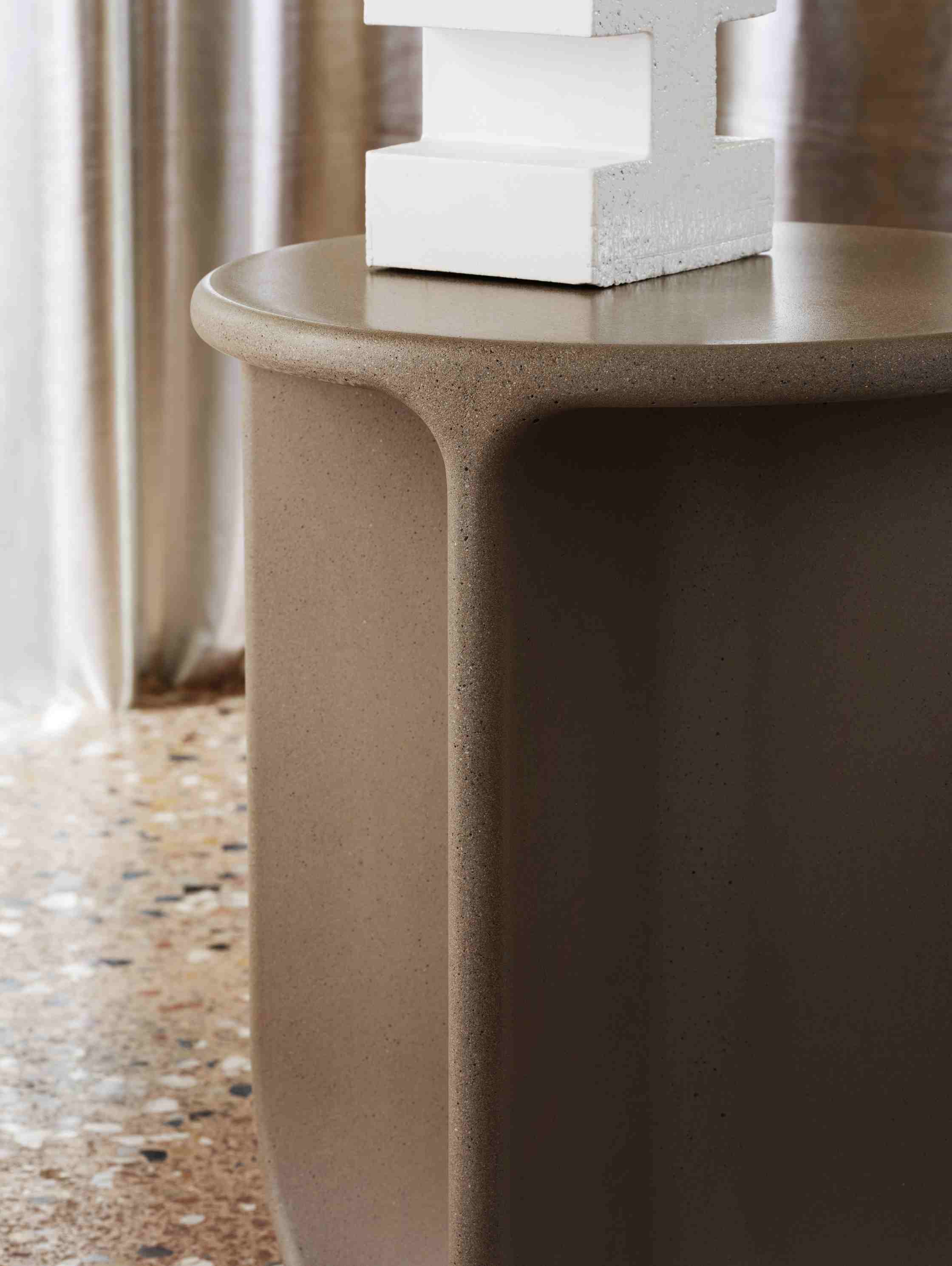 Detailaufnahme des Pinto Beistelltisches Ø 35 cm von Miniforms in Anis-Optik. Runder, moderner Tisch.