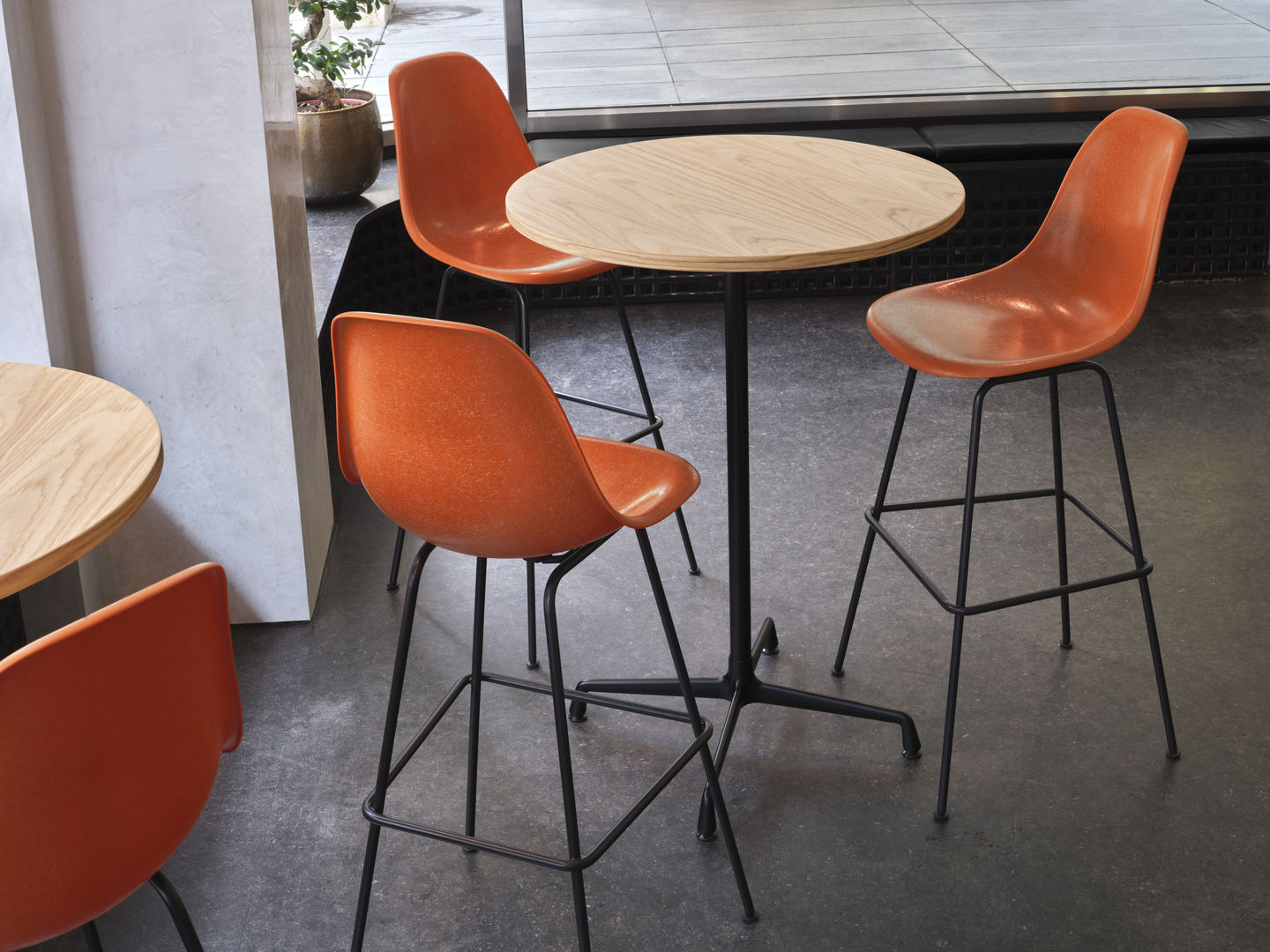 Eames Fiberglass Bar Stool High Barhocker mit Sitzpolster Vitra