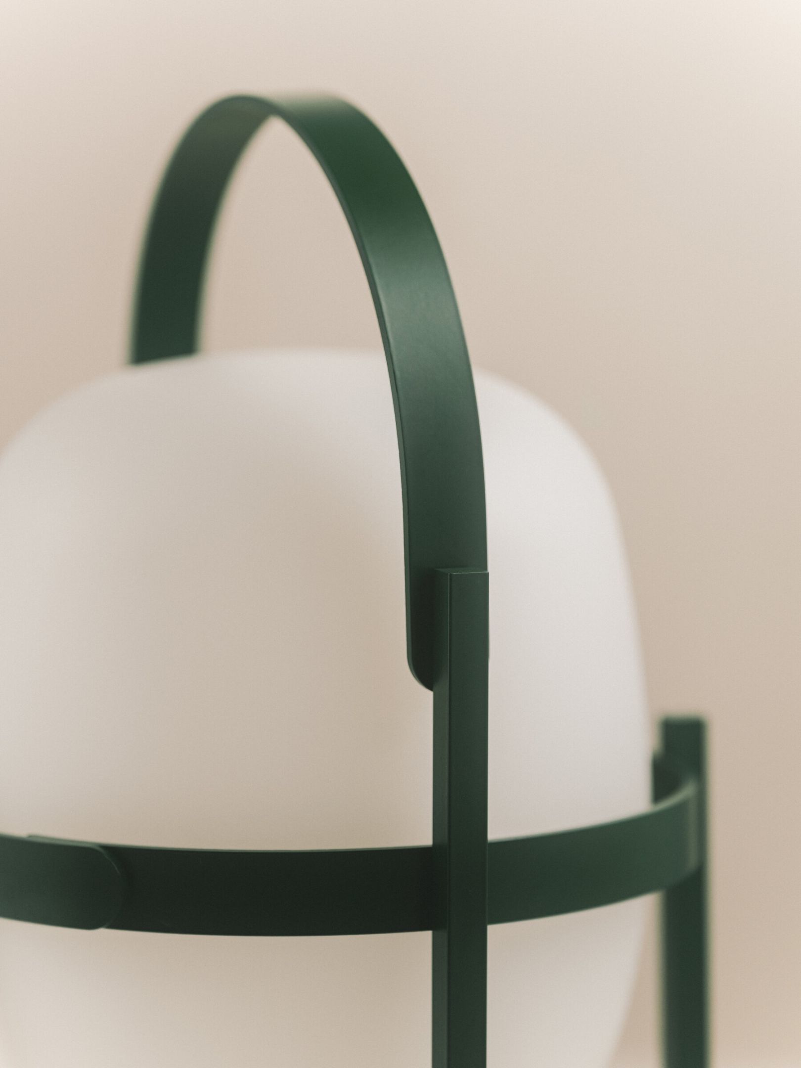 Cestita Alubat Tischleuchte English Green Santa & Cole