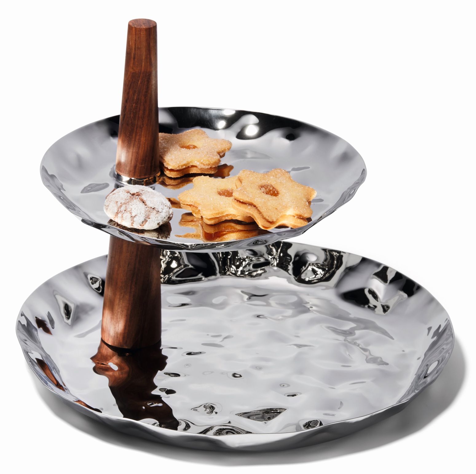 Valencia Etagere von Philippi, zweistöckig, aus glänzendem Edelstahl mit Holzstiel, mit Gebäck dekoriert.