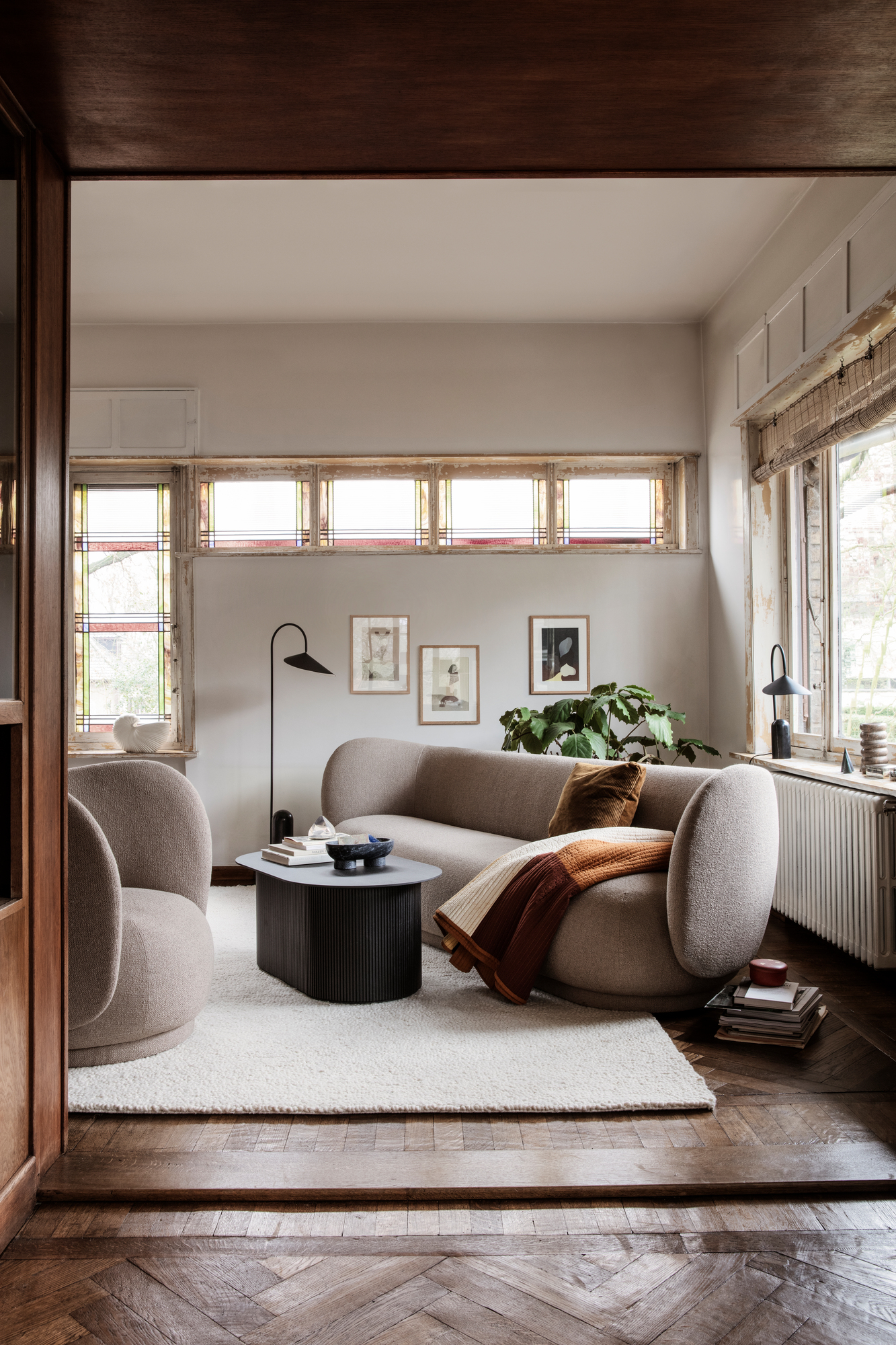 Wohnzimmer mit Rico Sofa von Ferm Living, beiger 3-Sitzer und passendem Sessel.