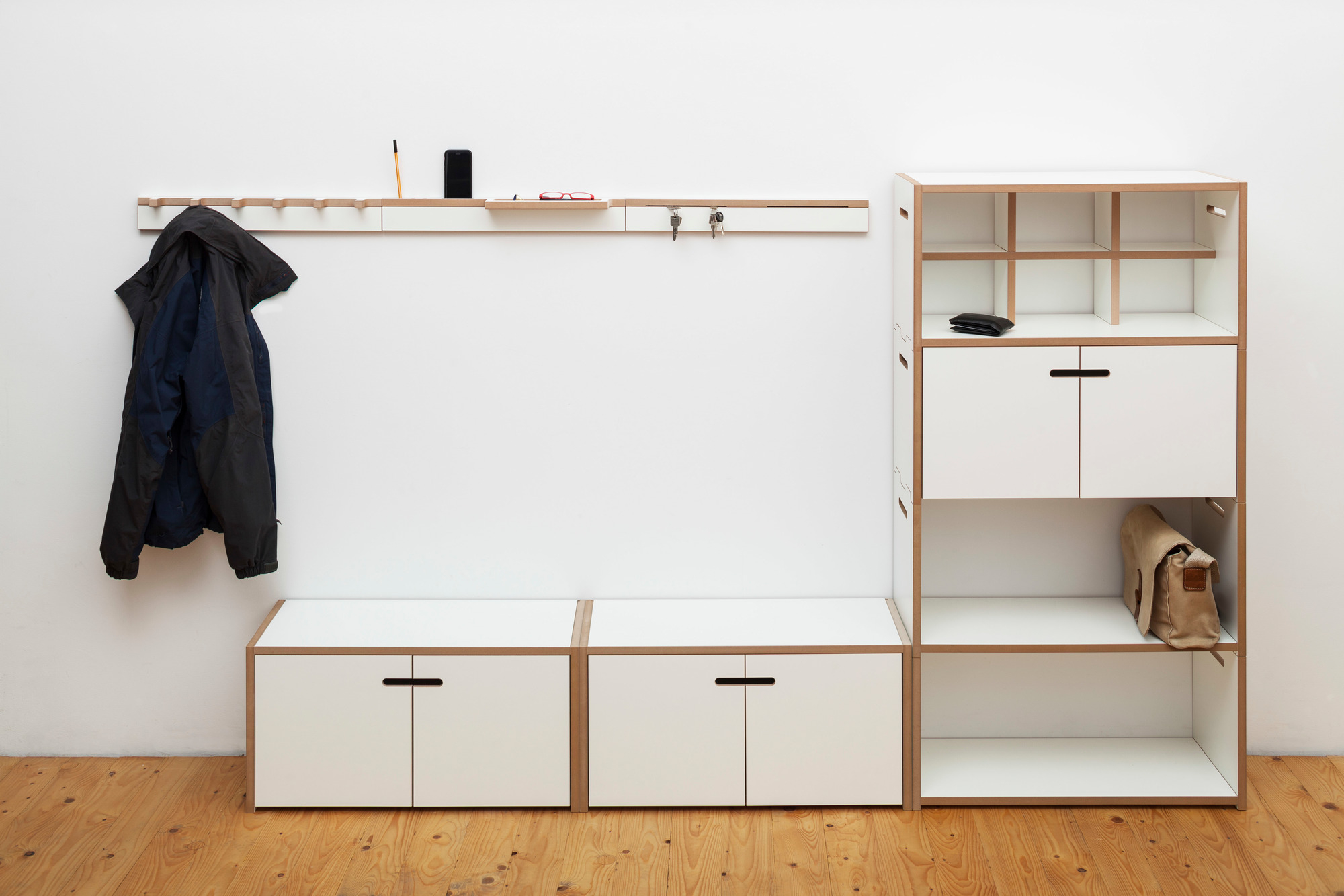 Tojo Grad Ablage: Garderobe mit Ablage, Hakenleiste, Schränken und Stauraum in Weiß und Holz.