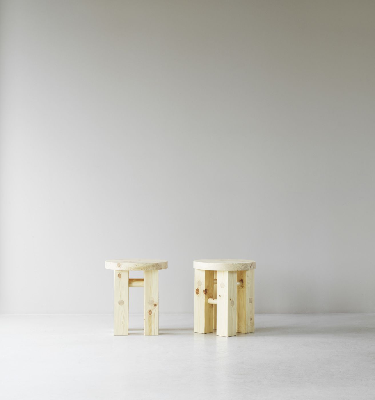 Zwei helle Fyr Stool Hocker von Normann Copenhagen aus unbehandeltem Kiefernholz.
