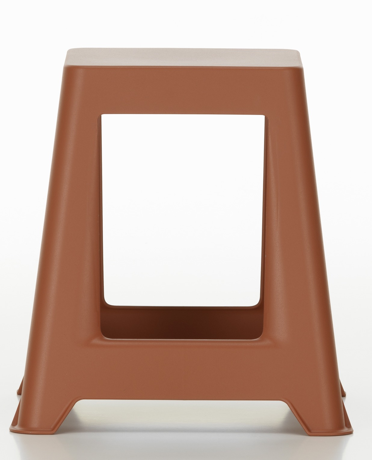 Chap Hocker von Vitra, brauner Kunststoffhocker für Kinder und Erwachsene, vielseitig einsetzbar.