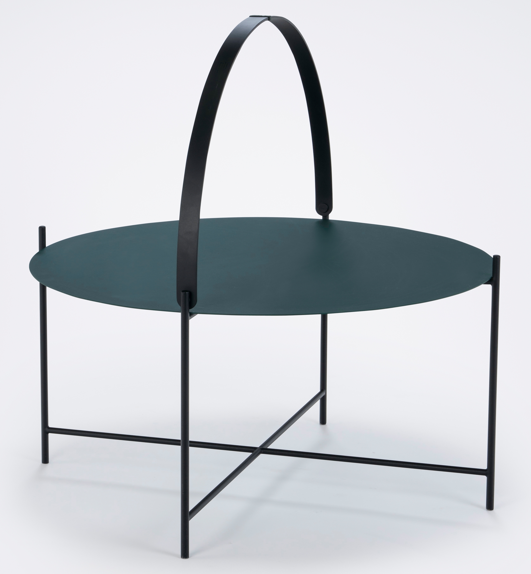 Houe Edge Tray Table Beistelltisch groß in Grün mit schwarzem Metallgestell und Tragegriff.