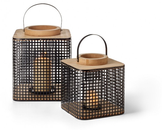 Zwei Asgar Laternen von Philippi aus Metall und Holz mit Kerzenlicht. Dekorative Windlichter für Innen und Außen.