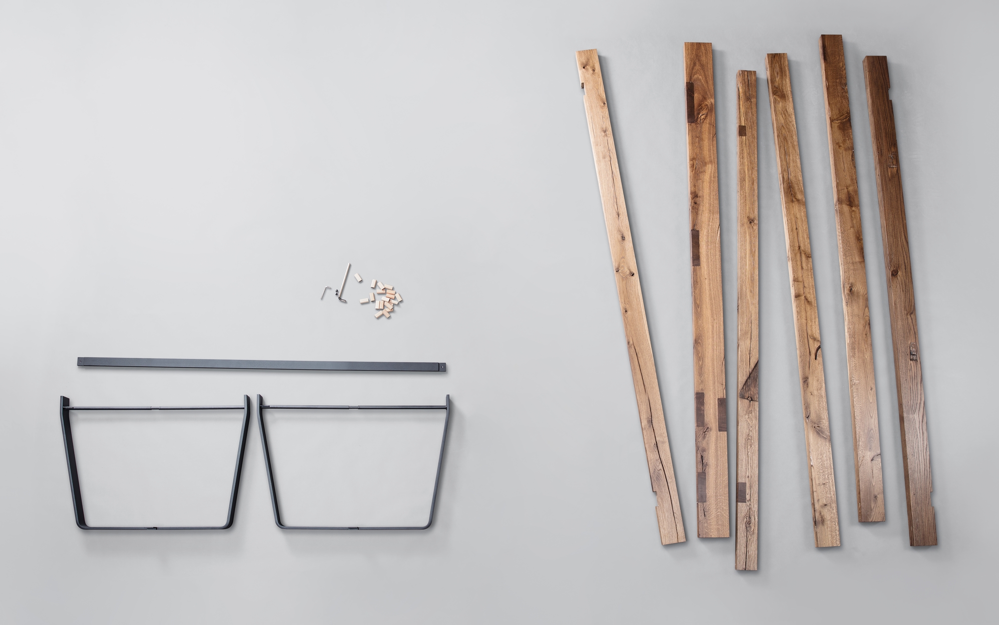 BB 11 Clamp Tisch Eiche: Einzelteile des Tisches, Eichenholzplatten, Tischbeine und Montagezubehör.