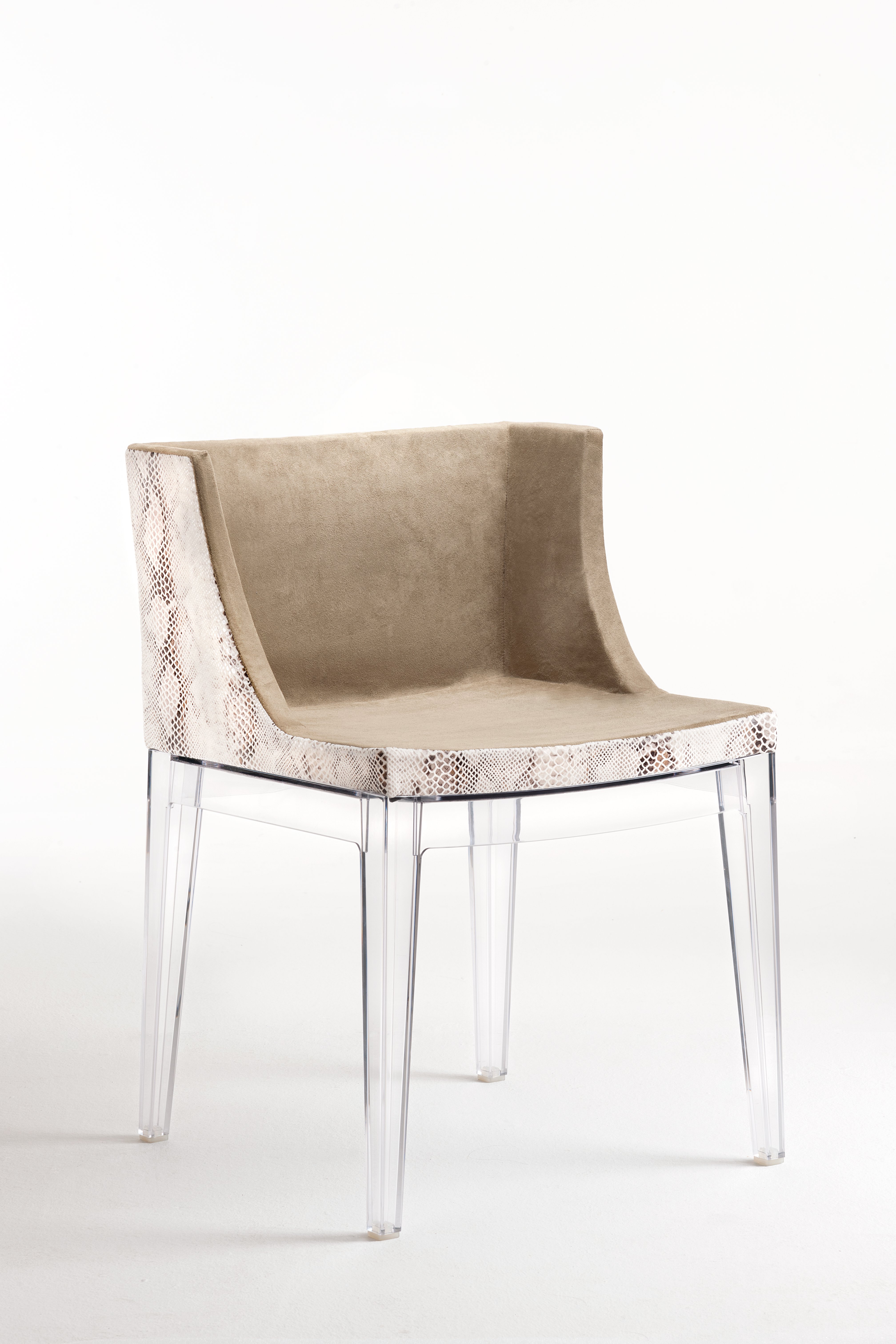 Mademoiselle Stuhl von Kartell mit transparenten Beinen und beige-braunem Sitz mit Schlangenmuster.