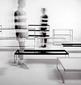 Trays Regal von Kartell, minimalistisches Design mit schwarzen und weißen Ablageflächen und filigranem Metallgestell.