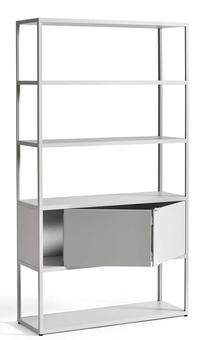 Helles New Order Regal von Hay mit offenen Regalböden und einem Schrankelement.