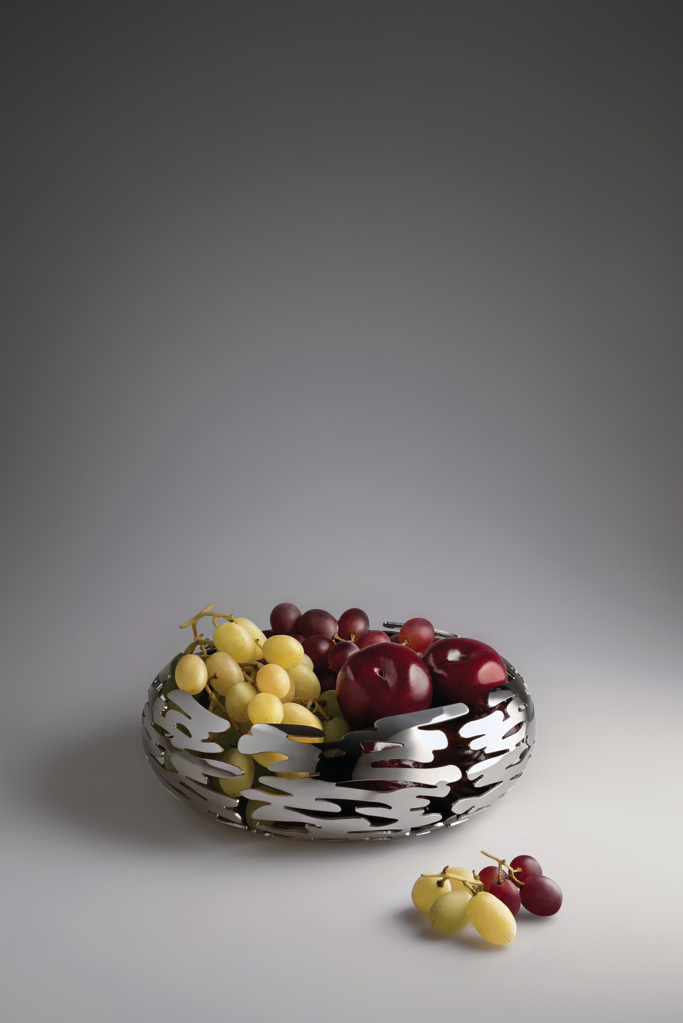 Alessi Barknest Schale aus Chromstahl mit Obst, dekorative Metallschale für Obst und Snacks.