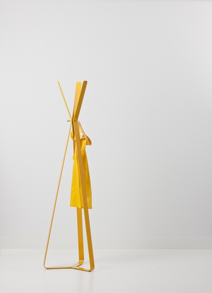 Gelbe Bend Garderobe von Cascando mit gelbem Kleid vor weißem Hintergrund. Design Standgarderobe.